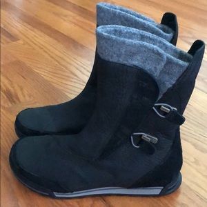 Teva Black Suede Grey Detail Boots Sz 7 Waterproof